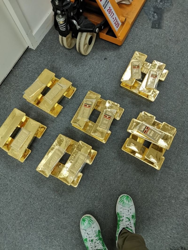 gold-bars-display-DCwsHTb_.jpg